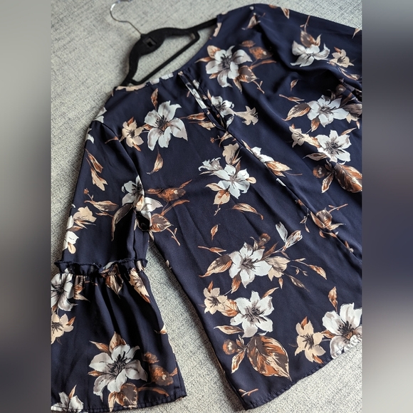 Beautiful floral top by Sienna Sky - Picture 3 of 9